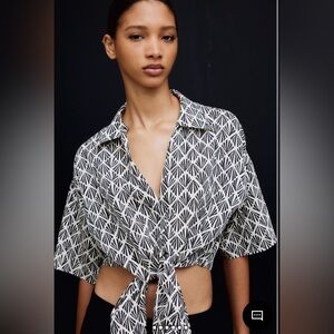 H&M Black & White Tie Front Crop Blouse | Short Sleeve | Size S🤍